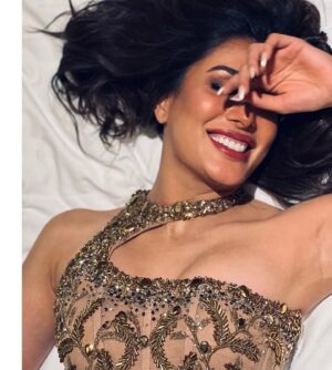 Mehwish Hayat Instagram - Kill you with a stare or with a smile ? 🤌🏻 ♥

Wearing @amatoofficial 
Thank you @thekubism for taking these bomb photographs . I now know who I should be contacting for my next photo shoot! 😆x

#MehwishHayat #Londonnahijaunga