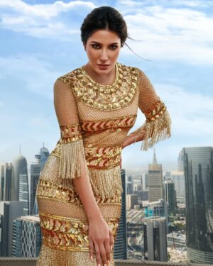 Mehwish Hayat Instagram - ‘On top of the world’ 

Cover story for @okpakistan 
Makeup @honeymakeupartist0109  @nabila_salon 
Hair @hairstylist_kany 
Wearing @naeemkhannyc 
Styled by @raoalikhan 
Photography @nad.ee.sha 
Interview by @haiderrifaat 
Special thanks to @fabdoha @visitqatar 🇶🇦