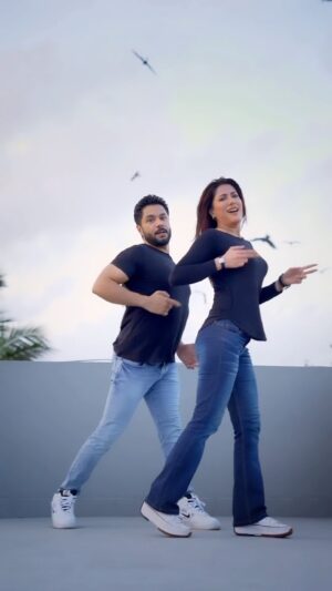 Mehwish Hayat Instagram - This is what happens when two friends with an insatiable love for music and dance come together .. ⚡️🤩 ‘one dance’ by @champagnepapi will always hold a very special place in our Hearts ! 🫶🏻@hasanrizvi.official

Ps I love how the birds in the background seem to be dancing along with us - perhaps they also like Drake 👁️🖤