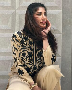 Mehwish Hayat Instagram - The wind was a paid actor …🖤

Wearing @sanoberazfar 
Styled by @raoalikhan
📸 @m_shahmir_khan