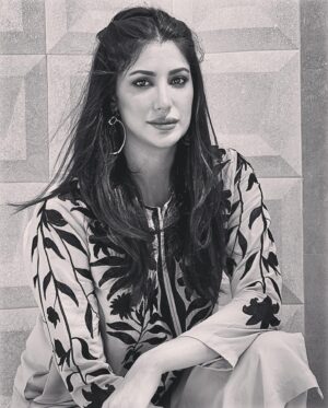 Mehwish Hayat Instagram - The wind was a paid actor …🖤

Wearing @sanoberazfar 
Styled by @raoalikhan
📸 @m_shahmir_khan