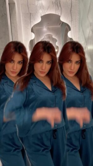 Mehwish Hayat Instagram - Had to jump onto this trend ! Just love this song and the moves! 🔥🤌🏻⚡️
#triplethreat