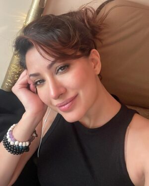 Mehwish Hayat Instagram - Here we go again .. 🖤

Ps Proclaiming my eternal love for wired earphones!