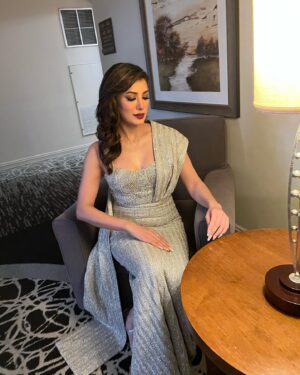 Mehwish Hayat Instagram - ‘Glamour never takes a day off’ 💄

Wearing @elanofficial 
Makeup @fashionfacebeauty
Hair by @glamteamusa 
Special thanks to @raoalikhan for getting the look right!