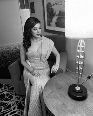 Mehwish Hayat Instagram - ‘Glamour never takes a day off’ 💄

Wearing @elanofficial 
Makeup @fashionfacebeauty
Hair by @glamteamusa 
Special thanks to @raoalikhan for getting the look right!
