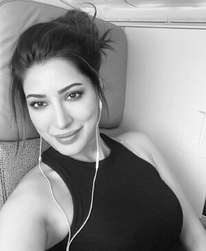 Mehwish Hayat Instagram - Here we go again .. 🖤

Ps Proclaiming my eternal love for wired earphones!