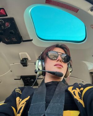 Mehwish Hayat Instagram - Ladies and gentlemen - This is your captain speaking .. 🫡

#MehwishHayat #Helidubai #visitdubai