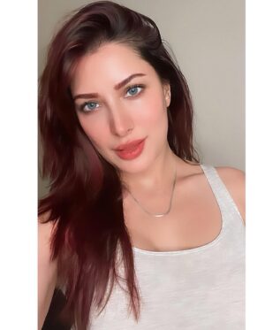 Mehwish Hayat Instagram - Hats on or Hats off? Can't decide.. 🙃 Should I rock hats more often ..?? 🤔

#redhair #bedhead 
#justbeingmyself
#MehwishHayat