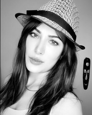 Mehwish Hayat Instagram - Hats on or Hats off? Can't decide.. 🙃 Should I rock hats more often ..?? 🤔

#redhair #bedhead 
#justbeingmyself
#MehwishHayat