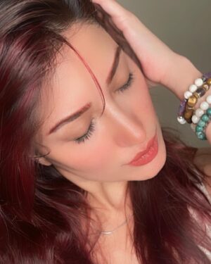 Mehwish Hayat Instagram - Hats on or Hats off? Can't decide.. 🙃 Should I rock hats more often ..?? 🤔

#redhair #bedhead 
#justbeingmyself
#MehwishHayat