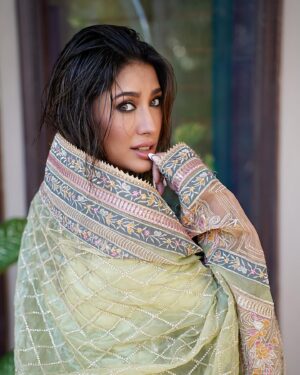 Mehwish Hayat Instagram - Eid 2022 🤍⚜️

Wearing @faizasaqlain 
Photography @fahaam_.khan