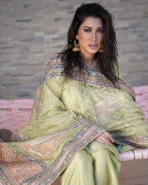Mehwish Hayat Instagram - Eid 2022 🤍⚜️

Wearing @faizasaqlain 
Photography @fahaam_.khan