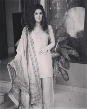 Mehwish Hayat Instagram - Eid 2022 🤍⚜️

Wearing @faizasaqlain 
Photography @fahaam_.khan