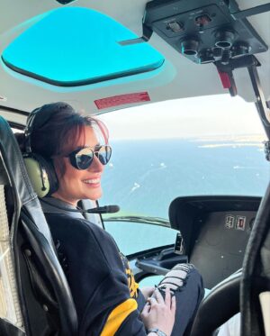 Mehwish Hayat Instagram - Ladies and gentlemen - This is your captain speaking .. 🫡

#MehwishHayat #Helidubai #visitdubai