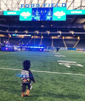 Melanie Fiona Instagram - Dear Cameron and Kaia, 
Your Mom and Dad are lit. 😎

Life is really a trip 👣…. Literally. You never know why and where the path you’re taking is leading you… until you get there. 

15 years ago, one of my biggest accomplishments as a new artist, was performing during the halftime show at the legendary Thanksgiving Day Football game on Ford Field, in Detroit. 

Today, my success on this field is this picture right here. Standing proud witnessing my husband hit new heights of his own professional accomplishments and making unforgettable memories together with our children. 

It didn’t really hit me until I was out on that field again, what a full circle moment it would be for me… and how that circle is beautifully fulfilled by both my career and my family life. ♾️ 

Thankful for it all… and especially thankful to young MF. Every step and stumble got us here. You did good BB girl 💜🥹

Also, s/o to the ⭐️ that is @shaboozey, and congrats on an incredible halftime performance yesterday!!! When it’s up… it’s up! Keep going 🚀

Go Lions! 💙🏆