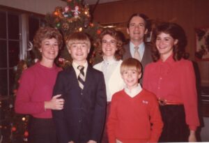 Melinda Gates Instagram - Wishing you a merry Christmas and a wonderful holiday season full of quality time with loved ones, delicious treats, and festive outfits 😉
 
Here’s a throwback Christmas photo of my mom, dad, siblings, and me from 1983 🎄