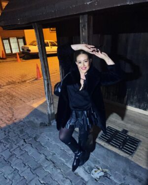 Melisa Doğu Instagram - 🍒2025’in ilk kaydırak post serisi gelsin mi o zaman❓XOXO 💋