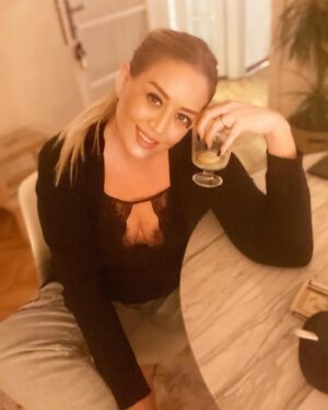 Melisa Doğu Instagram - Yakın uzağa düşerse, hayal güce dönerse, ve bil ki; zaman telafide en şifacı olursa, kelebekler omuzunda uçuşur sessizce.. ve sen okuyan kişi içinde bir yere dokunursa sözler, o kelebekler uçuşur içinde çığlık çığlık, sen gönlüne ses ver… 🦋