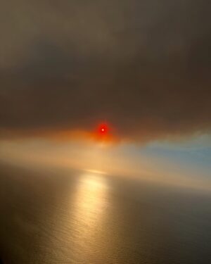 Melissa Peterman Instagram - The view flying in to LA tonight. Praying for the brave firefighters who are battling the fire and wind and the 30,000 residents who had to evacuate. 💔