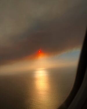 Melissa Peterman Instagram - The view flying in to LA tonight. Praying for the brave firefighters who are battling the fire and wind and the 30,000 residents who had to evacuate. 💔