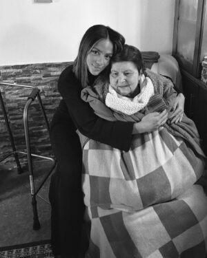 Melyssa Pinto Instagram - No tengo post navideño porque sinceramente no lo preparé, pero si tengo algunas fotitos que me hice ayer y otras con mi abuela que es el motivo principal de volver a la terrinha siempre! Al final, venir a Portugal es igual a família y eso también es la navidad…así que, FELIZ NAVIDAD mis vidas! Que paséis unos días llenos de amor con los vuestros y Santa os traiga muchos regalitos pero sobre todo mucha salud, amor y compañía 🫂❤️

Gracias @okmobility por una vez más colaborar conmigo y hacer que me sienta libre de estar de casa en casa visitando a la familia con mi cochecito ✨
