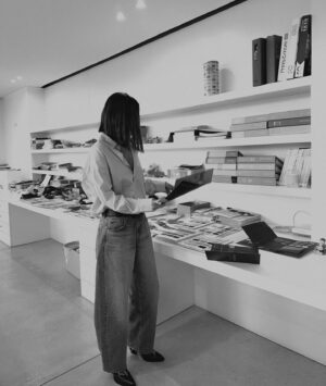 Melyssa Pinto Instagram - No sabéis la ilusión que me hace que una marca confíe en mí para diseñar una colección cápsula de calzado. Vivir el proceso creativo y todo lo que conlleva el lanzamiento …con algo bueno tenía que empezar este año 🚀 os voy contando, porque es para este otoño/invierno 🥹🫂 

Pd: Creo que voy a llorar