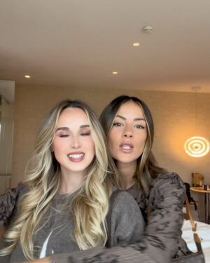 Melyssa Pinto Instagram - Resumiendo no supero lo bonita que ha sido nuestra habitación en @toohotelparis , no supero las vistas y no supero la última foto. Paris, je t’aime!