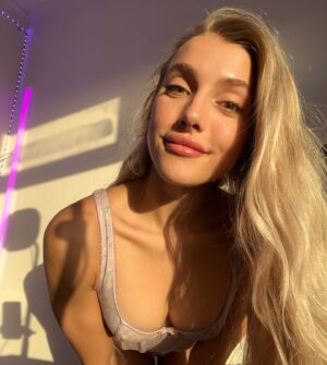Mercedes Valentine Instagram - Smiley faces for you because I want you to smile today 😊🫶🏼