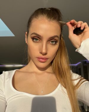 Mercedes Valentine Instagram - I wonder what it would be like to ride a giraffe like a horse 🦒