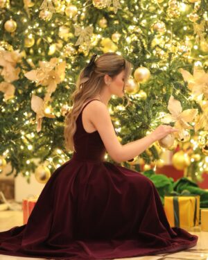 Merna Gamel Instagram - A gentle reminder that Christmas is not just a day. The spirit of Christmas is something we can carry with us all year long. In the way we smile at a stranger. In the way we call a loved one and let them know we’re thinking about them. In the way extend a helping hand to someone in need. In the way we take time to slow down and give thanks for life’s many gifts. 
May the spirit of Christmas fill your heart this holiday season . 🎄🎁🌟✨💫🎉🎊

Thanks for warm welcome @kempinskiroyalmaxim