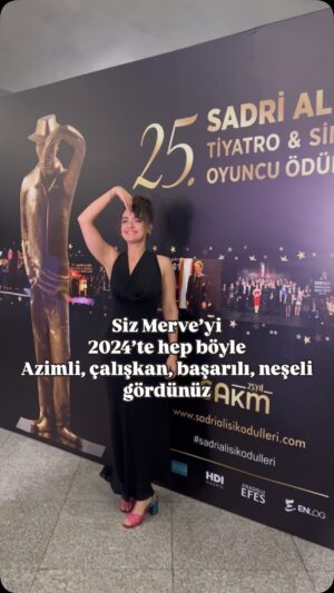 Merve Polat Instagram - Şikayet değil, bir İTİRAF, ŞÜKÜR ve ŞİFA videosu bu!
Bunca güzellikle beraber gerçekte neler mi oldu? 

ELİMDEN NE GELİYORSA YAPMAMA RAĞMEN MESLEĞİMLE İLGİLİ DUYDUKLARIM
ÇOK İYİ BİR OYUNCUSUN AMA!!
Esmersin, daha zayıf, daha genç, daha ünlü birini bulduk
Senin tiyatro oyunun var bahaneleriyle verilmeyen roller
Bu rol senin dedikten sonra hiçbir açıklama dahi yapılmadan fikrimizi değiştirdik diyen yapımcılar

KENDİMLE İÇ SAVAŞ
BEN HİÇBİR ŞEYİ BECEREMİYORUM!!
Acaba ben neyi , nerde yanlış yapıyorum sorgulamaları
Galiba yapamayacağım diyerek vazgeçişler
Yetersizlik, değersizlik, başarısızlık hissi içinde kaybolmak
Onlarca hayal kırıklığı, yorgunluk ve ağlama krizleri
Anksiyete atakları, uykusuz geceler
Maddi manevi psikolojik darbeler
Babamı çok özlemek
Yataktan çıkmak dahi istememek

TÜM BUNLARA RAĞMEN
Kalkıp devam etmek✊🏽✊🏽✊🏽
Daha da azimle kendime yeni meydan okumalar koymak..
Ne kadar güçlü,
Ne kadar durdurulamaz olduğumu,
Kimsenin ve hiçbir şeyin benim ölçme değerlendirme kaynağım olamayacağını!
Sadece ve sadece 
Kalbimi,nefesimi, ruhumu ve bedenimi dinlemem gerektiğini,
Dünyada onlarca acı, hastalık, savaş, ölüm varken bunlardan şikayetçi olmanın şımarıklık olacağını
Beni çok seven bir ailem, aile saydığım arkadaşlarım, sevdiklerim, her şeye rağmen aşık olduğum bir işim, ve sağlığımın ne kadar kıymetli olduğunu 
Yeniden hatırlatmak için paylaştım bu videoyu
Unutma her şey geçip gidiyor, geriye sen kalıyorsun.
Hoşgeldin yeni yaşım, hoş gel yeni yıl
Kolaylıkla, şükürle, bereketle gel!
Şükürler olsun, okuyana da bana da şifa olsun⭐️