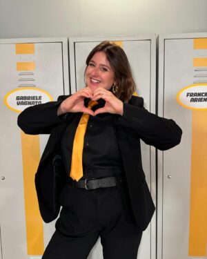 Michela Giraud Instagram - Da ieri è in onda un fantastico programma su @primevideoit dove ancora una volta posso dimostrare i miei più grandi talenti come le mie doti fisiche, il coraggio e lo sprezzo del pericolo. Nell’ultimo video corono anche il sogno di difendere @valeriamarini . Purtroppo ci sono riuscita meno con @giuliadelellis103 che credo sia passata alle vie legali (ma spero di no).
Il cast è eccezionale checchè ne dica @herbert_ballerina .
Ci siamo divertiti, speriamo di farò anche in questi giorni.
Grazie a chi ha reso tutto possibile anche se nel cast c’ero io.
.
.
.
@nicolemorganti_insta @dantesollazzo @bluyazmine @baldassari_agenzia @alessiamarcuzzi @gialappasbandofficial