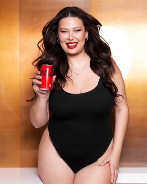 Michelle Carvalho Instagram - Bienvenida @cocacola_cl a mi vida ❤️ esperé tanto por este momento en mi vida que hoy solo puedo agradecer por esta oportunidad de trabajo y la consideración que están teniendo conmigo 🥹 gracias a todos los que hicieron posible esto 😭 como modelo y creadora de contenido, es sin duda un hito en mi carrera, llegar a trabajar con una marca que genuinamente amo y con la que espero lograr grandes cosas ❤️ espero con ansias este 2025 juntos 😘

Muy pronto nos veremos #SubeElVolumen 🫣 #CokeStudio

Foto por @fernando.fotografias 
Maquillaje y pelo @pamecorca