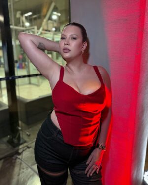 Michelle Carvalho Instagram - Y sin darme cuenta llegué al 1.6MM de seguidores 🔥
Pero no es la única razón para celebrar ❤️ siento gratitud y valoro cada mensaje y cariño que me entregan a diario. Sepan que ustedes son responsables de cada éxito 🫰

Pero hay más cosas buenas por contar! 😊 la próxima semana tendré mi primera cita con una psicóloga y estoy emocionada por comenzar con la terapia 🫰

Pd: probé el clean look y ahora no me lo quiero sacar más jajaja😌

Mi look perrísimo es de @nicolettavalentina, dándome toda la seguridad y confianza que necesito 🔥
Y mi maquillaje y pelo hermoso es obra de @claudiavictoriano.cl