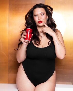 Michelle Carvalho Instagram - Bienvenida @cocacola_cl a mi vida ❤️ esperé tanto por este momento en mi vida que hoy solo puedo agradecer por esta oportunidad de trabajo y la consideración que están teniendo conmigo 🥹 gracias a todos los que hicieron posible esto 😭 como modelo y creadora de contenido, es sin duda un hito en mi carrera, llegar a trabajar con una marca que genuinamente amo y con la que espero lograr grandes cosas ❤️ espero con ansias este 2025 juntos 😘

Muy pronto nos veremos #SubeElVolumen 🫣 #CokeStudio

Foto por @fernando.fotografias 
Maquillaje y pelo @pamecorca