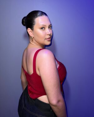 Michelle Carvalho Instagram - Y sin darme cuenta llegué al 1.6MM de seguidores 🔥
Pero no es la única razón para celebrar ❤️ siento gratitud y valoro cada mensaje y cariño que me entregan a diario. Sepan que ustedes son responsables de cada éxito 🫰

Pero hay más cosas buenas por contar! 😊 la próxima semana tendré mi primera cita con una psicóloga y estoy emocionada por comenzar con la terapia 🫰

Pd: probé el clean look y ahora no me lo quiero sacar más jajaja😌

Mi look perrísimo es de @nicolettavalentina, dándome toda la seguridad y confianza que necesito 🔥
Y mi maquillaje y pelo hermoso es obra de @claudiavictoriano.cl