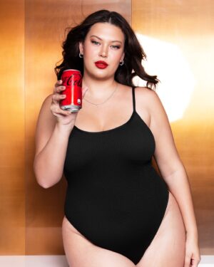 Michelle Carvalho Instagram - Bienvenida @cocacola_cl a mi vida ❤️ esperé tanto por este momento en mi vida que hoy solo puedo agradecer por esta oportunidad de trabajo y la consideración que están teniendo conmigo 🥹 gracias a todos los que hicieron posible esto 😭 como modelo y creadora de contenido, es sin duda un hito en mi carrera, llegar a trabajar con una marca que genuinamente amo y con la que espero lograr grandes cosas ❤️ espero con ansias este 2025 juntos 😘

Muy pronto nos veremos #SubeElVolumen 🫣 #CokeStudio

Foto por @fernando.fotografias 
Maquillaje y pelo @pamecorca