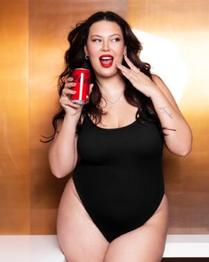 Michelle Carvalho Instagram - Bienvenida @cocacola_cl a mi vida ❤️ esperé tanto por este momento en mi vida que hoy solo puedo agradecer por esta oportunidad de trabajo y la consideración que están teniendo conmigo 🥹 gracias a todos los que hicieron posible esto 😭 como modelo y creadora de contenido, es sin duda un hito en mi carrera, llegar a trabajar con una marca que genuinamente amo y con la que espero lograr grandes cosas ❤️ espero con ansias este 2025 juntos 😘

Muy pronto nos veremos #SubeElVolumen 🫣 #CokeStudio

Foto por @fernando.fotografias 
Maquillaje y pelo @pamecorca