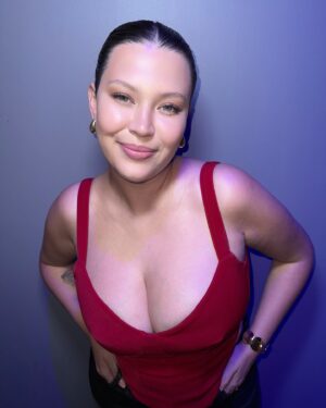Michelle Carvalho Instagram - Y sin darme cuenta llegué al 1.6MM de seguidores 🔥
Pero no es la única razón para celebrar ❤️ siento gratitud y valoro cada mensaje y cariño que me entregan a diario. Sepan que ustedes son responsables de cada éxito 🫰

Pero hay más cosas buenas por contar! 😊 la próxima semana tendré mi primera cita con una psicóloga y estoy emocionada por comenzar con la terapia 🫰

Pd: probé el clean look y ahora no me lo quiero sacar más jajaja😌

Mi look perrísimo es de @nicolettavalentina, dándome toda la seguridad y confianza que necesito 🔥
Y mi maquillaje y pelo hermoso es obra de @claudiavictoriano.cl