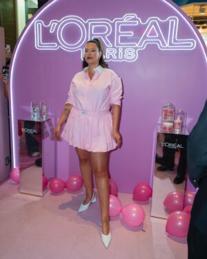 Michelle Carvalho Instagram - Tendrán Michu para rato 🫰 porque desde hoy y por todo el 2025 seré el rostro oficial de @lorealparis 🤍 que viene con viaje incluido ✈️ 🇫🇷 y muchas sorpresas que ustedes amarán 🫰Gracias a todo el equipo de L’Oréal Chile que incluso estando al interior de Gran Hermano me hicieron sentir única y especial 💕

Gracias también a mis tamagotchis que se tomaron el tiempo de ir, me gritaron cosas lindas, me llevaron regalos, me hicieron sentir súper acompañada y como me debo a ustedes, no podía dejar de ser icónica y dar contenido del bueno 🩷

Mi conjunto hermoso que amé desde que lo vi es de @nicolettavalentina 
Y mi maquillaje fabuloso es por @javiera_makeup 

#GlycolicBright #GlycolicGloss #SkinCare
#LorealParisChile