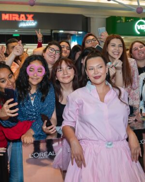 Michelle Carvalho Instagram - Tendrán Michu para rato 🫰 porque desde hoy y por todo el 2025 seré el rostro oficial de @lorealparis 🤍 que viene con viaje incluido ✈️ 🇫🇷 y muchas sorpresas que ustedes amarán 🫰Gracias a todo el equipo de L’Oréal Chile que incluso estando al interior de Gran Hermano me hicieron sentir única y especial 💕

Gracias también a mis tamagotchis que se tomaron el tiempo de ir, me gritaron cosas lindas, me llevaron regalos, me hicieron sentir súper acompañada y como me debo a ustedes, no podía dejar de ser icónica y dar contenido del bueno 🩷

Mi conjunto hermoso que amé desde que lo vi es de @nicolettavalentina 
Y mi maquillaje fabuloso es por @javiera_makeup 

#GlycolicBright #GlycolicGloss #SkinCare
#LorealParisChile