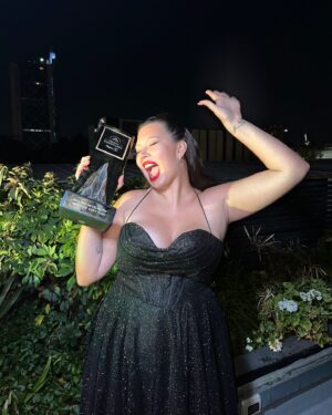 Michelle Carvalho Instagram - Lo conseguimos chicos 🏆 Ganamos otro premio juntos 🥹
Gracias a todos los que se dieron la oportunidad de votar y volver a entregarme este reconocimiento que nutre mi corazón y me entrega energías para seguir alimentando a mis tamagotchis🫰 se nos viene un 2025 lleno de buenas y grandes sorpresas que ustedes amarán! Atentos porque pronto les podré compartir esa información 🤭

Y como siempre, nada de esto habría sido posible sin mi equipo maravilloso:

Manager @carlitosarratiaguerra 
Foto por @fernando.fotografias para @revistasarah 
Maquillaje y pelo @pamecorca 
Vestido @ginaanselmi_fiesta 
Extensiones @beautystyle_salon_ 
Zapatos @tiendavoce.cl