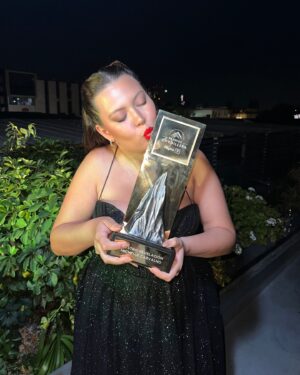 Michelle Carvalho Instagram - Lo conseguimos chicos 🏆 Ganamos otro premio juntos 🥹
Gracias a todos los que se dieron la oportunidad de votar y volver a entregarme este reconocimiento que nutre mi corazón y me entrega energías para seguir alimentando a mis tamagotchis🫰 se nos viene un 2025 lleno de buenas y grandes sorpresas que ustedes amarán! Atentos porque pronto les podré compartir esa información 🤭

Y como siempre, nada de esto habría sido posible sin mi equipo maravilloso:

Manager @carlitosarratiaguerra 
Foto por @fernando.fotografias para @revistasarah 
Maquillaje y pelo @pamecorca 
Vestido @ginaanselmi_fiesta 
Extensiones @beautystyle_salon_ 
Zapatos @tiendavoce.cl