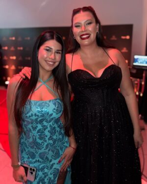 Michelle Carvalho Instagram - Lo conseguimos chicos 🏆 Ganamos otro premio juntos 🥹
Gracias a todos los que se dieron la oportunidad de votar y volver a entregarme este reconocimiento que nutre mi corazón y me entrega energías para seguir alimentando a mis tamagotchis🫰 se nos viene un 2025 lleno de buenas y grandes sorpresas que ustedes amarán! Atentos porque pronto les podré compartir esa información 🤭

Y como siempre, nada de esto habría sido posible sin mi equipo maravilloso:

Manager @carlitosarratiaguerra 
Foto por @fernando.fotografias para @revistasarah 
Maquillaje y pelo @pamecorca 
Vestido @ginaanselmi_fiesta 
Extensiones @beautystyle_salon_ 
Zapatos @tiendavoce.cl