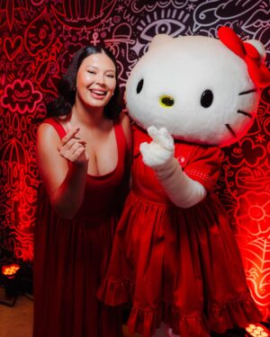 Michelle Carvalho Instagram - Un día estás en shock porque tus amigos vendieron tus zapatillas de colección de Hello Kitty para conseguir votos para ganar el reality y al otro estás contratada por @sanrio para animar su evento del 50 aniversario de #HelloKitty 🥹❤️

Niveles son niveles chicos! 😍 la vida nos sorprende a todos, espero que ustedes jamás pierdan la fé, porque eso que anhelan llegará… Tiempo al tiempo 😘

Gracias @hellokittychile por darme esta oportunidad 🫰 amé estar con mi personaje favorito de infancia ❤️ 

Fotos por: @catalinafuentesf
Maquillaje y pelo: @pamecorca 
Vestido: @nicolettavalentina