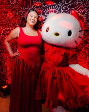 Michelle Carvalho Instagram - Un día estás en shock porque tus amigos vendieron tus zapatillas de colección de Hello Kitty para conseguir votos para ganar el reality y al otro estás contratada por @sanrio para animar su evento del 50 aniversario de #HelloKitty 🥹❤️

Niveles son niveles chicos! 😍 la vida nos sorprende a todos, espero que ustedes jamás pierdan la fé, porque eso que anhelan llegará… Tiempo al tiempo 😘

Gracias @hellokittychile por darme esta oportunidad 🫰 amé estar con mi personaje favorito de infancia ❤️ 

Fotos por: @catalinafuentesf
Maquillaje y pelo: @pamecorca 
Vestido: @nicolettavalentina