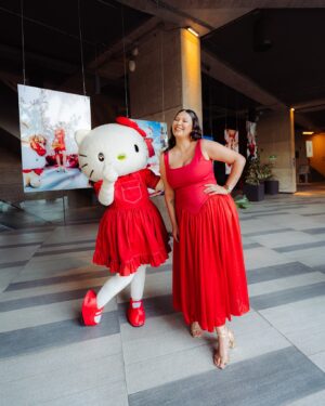 Michelle Carvalho Instagram - Un día estás en shock porque tus amigos vendieron tus zapatillas de colección de Hello Kitty para conseguir votos para ganar el reality y al otro estás contratada por @sanrio para animar su evento del 50 aniversario de #HelloKitty 🥹❤️

Niveles son niveles chicos! 😍 la vida nos sorprende a todos, espero que ustedes jamás pierdan la fé, porque eso que anhelan llegará… Tiempo al tiempo 😘

Gracias @hellokittychile por darme esta oportunidad 🫰 amé estar con mi personaje favorito de infancia ❤️ 

Fotos por: @catalinafuentesf
Maquillaje y pelo: @pamecorca 
Vestido: @nicolettavalentina
