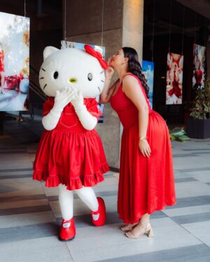 Michelle Carvalho Instagram - Un día estás en shock porque tus amigos vendieron tus zapatillas de colección de Hello Kitty para conseguir votos para ganar el reality y al otro estás contratada por @sanrio para animar su evento del 50 aniversario de #HelloKitty 🥹❤️

Niveles son niveles chicos! 😍 la vida nos sorprende a todos, espero que ustedes jamás pierdan la fé, porque eso que anhelan llegará… Tiempo al tiempo 😘

Gracias @hellokittychile por darme esta oportunidad 🫰 amé estar con mi personaje favorito de infancia ❤️ 

Fotos por: @catalinafuentesf
Maquillaje y pelo: @pamecorca 
Vestido: @nicolettavalentina