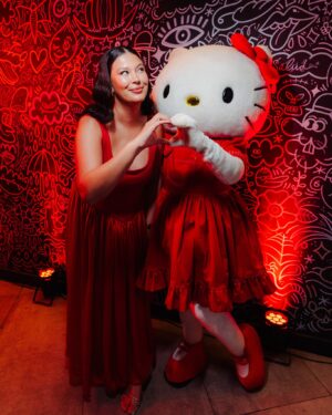 Michelle Carvalho Instagram - Un día estás en shock porque tus amigos vendieron tus zapatillas de colección de Hello Kitty para conseguir votos para ganar el reality y al otro estás contratada por @sanrio para animar su evento del 50 aniversario de #HelloKitty 🥹❤️

Niveles son niveles chicos! 😍 la vida nos sorprende a todos, espero que ustedes jamás pierdan la fé, porque eso que anhelan llegará… Tiempo al tiempo 😘

Gracias @hellokittychile por darme esta oportunidad 🫰 amé estar con mi personaje favorito de infancia ❤️ 

Fotos por: @catalinafuentesf
Maquillaje y pelo: @pamecorca 
Vestido: @nicolettavalentina