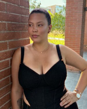 Michelle Carvalho Instagram - Tu chica de la capital retomando sus labores 🖤 lista para lo que se viene 🫰

Los siguientes días serán bélicos! Atentos porque estaré alimentando a mis tamagotchis con full contenido 🫰